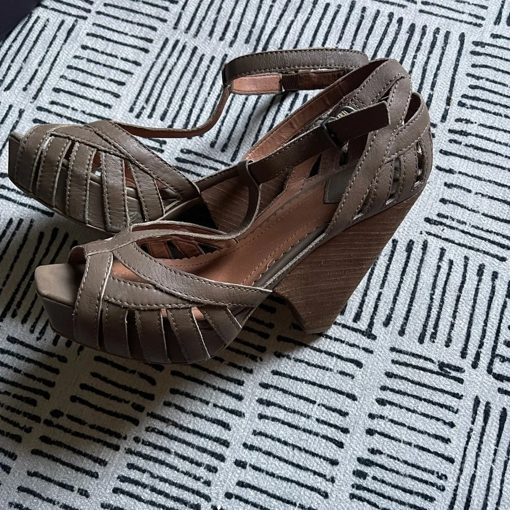 Lucky Brand Randy t strap peep toe chunky heel